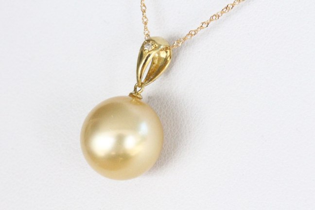 golden pearl pendant with diamond
